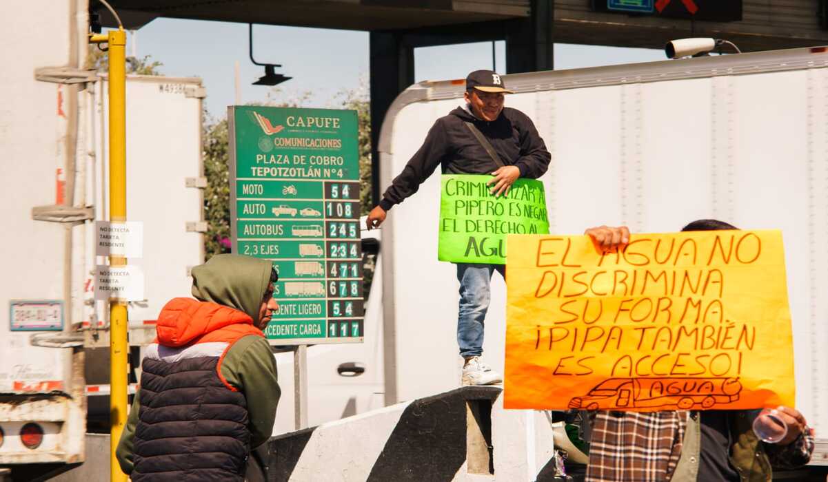 Se cumplen ocho horas de manifestación por parte de operadores de pipas en la caseta México-Querétaro
