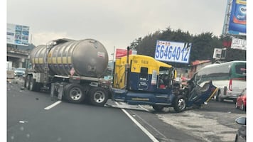 ¡Caos en la México-Toluca! Pipa invade carril contrario en La Marquesa y paraliza el tráfico hacia la capital