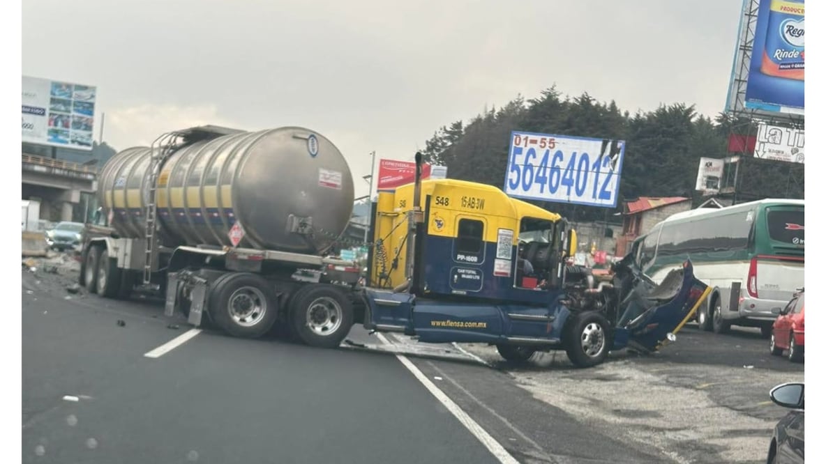 La pipa de la empresa FLENSA quedó atravesada sobre el muro de contención tras perder el control a las 16:30 horas. Foto Especial