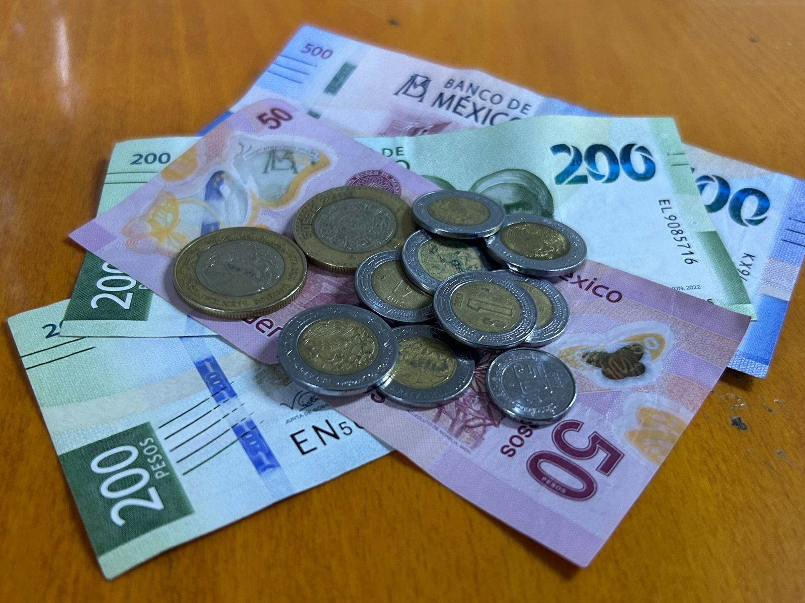 El aguinaldo es un derecho de los empleados que se encuentra en la LFT y corresponde a 15 días de salario. Foto Jorge Alvarado