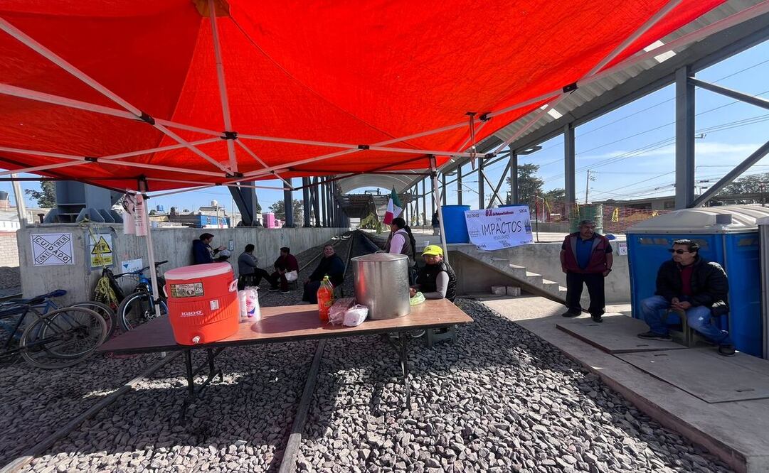 En la estación Teyahualco acamparon siete personas / Foto Arturo Contreras