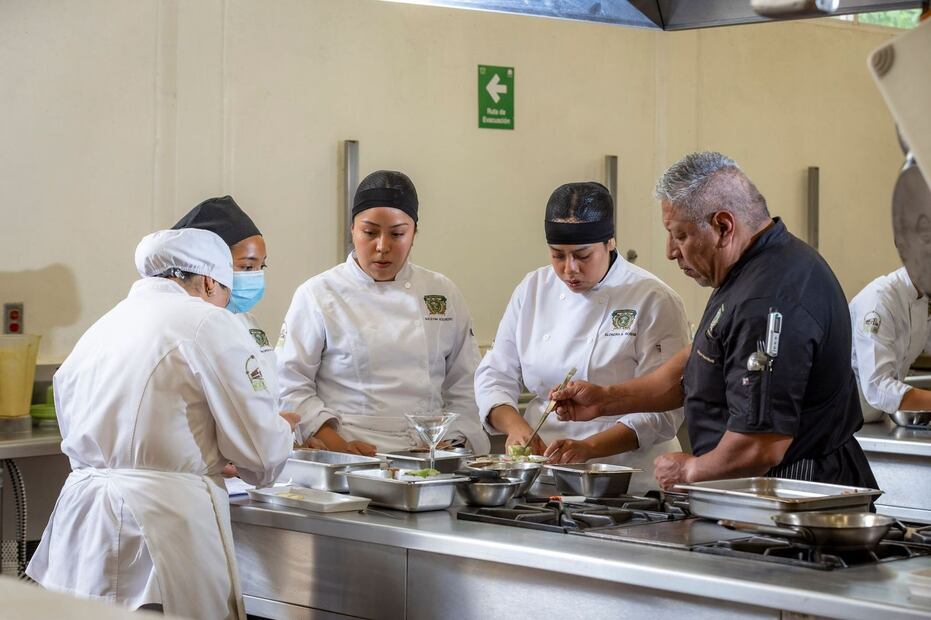 Estudiantes de Gastronomía del CU Tenancingo investigan y rescatan recetas ancestrales que son pilares de la cultura mexicana. Foto Especial