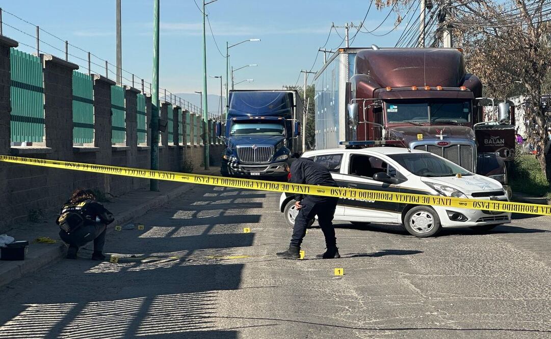 Hombres armados interceptaron una unidad de carga y los guardias de la CUSAEM actuaron contra el robo. Foto: Especial.