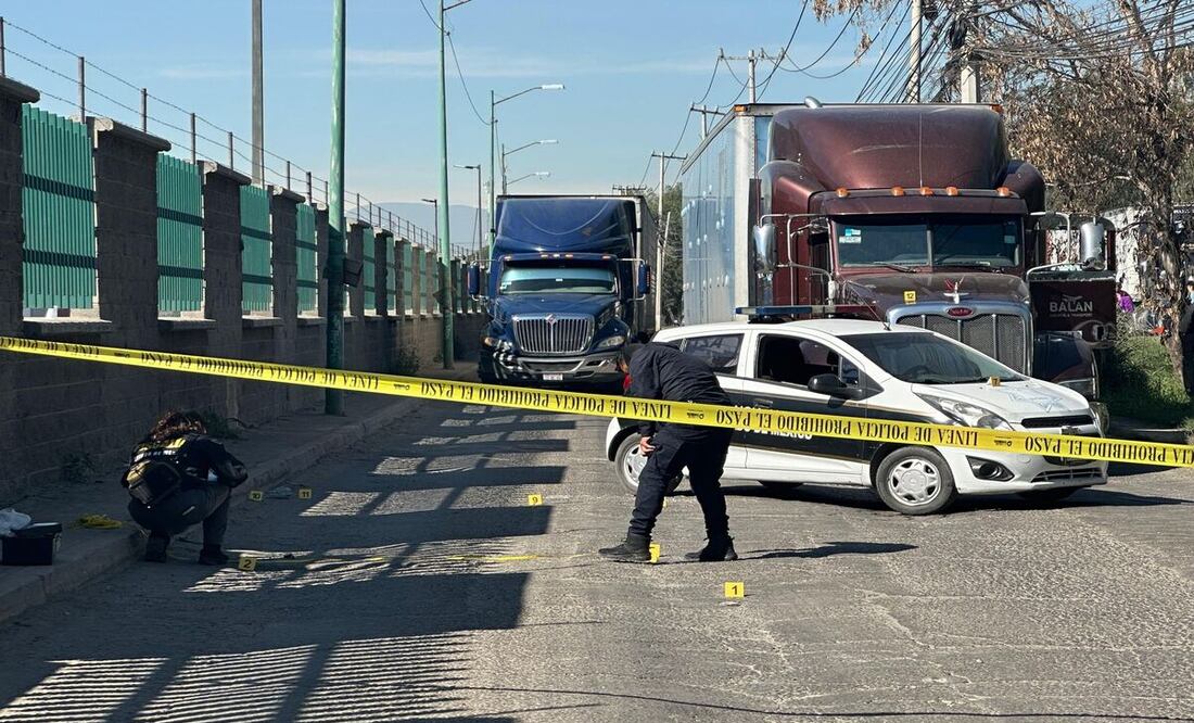 Hombres armados interceptaron una unidad de carga y los guardias de la CUSAEM actuaron contra el robo. Foto: Especial.