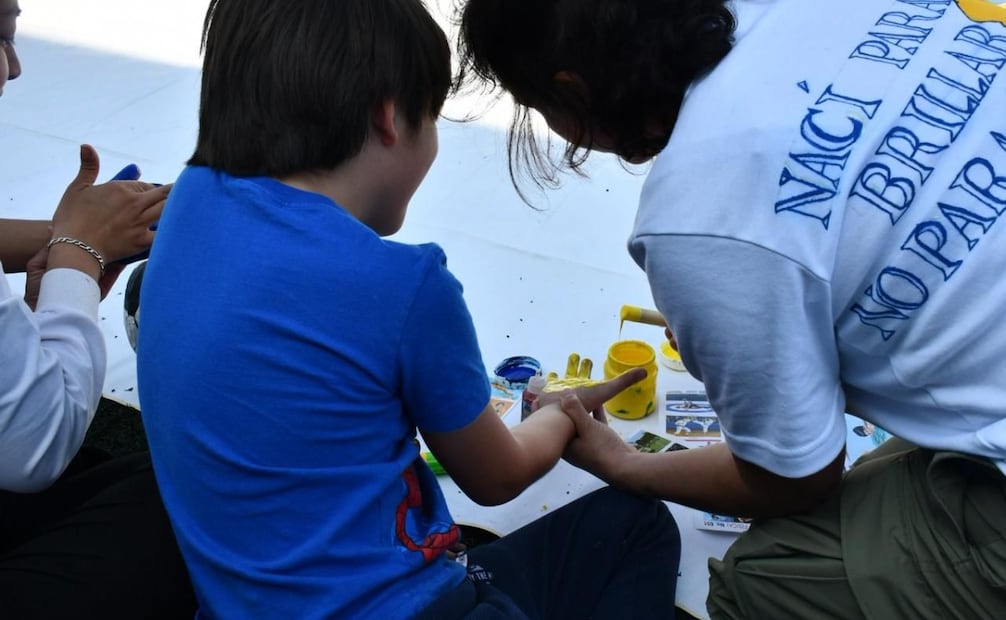 Niños y niñas de Guerreros Neza plasman sus mensajes de unidad en el "Balón de la Paz". Foto Especial