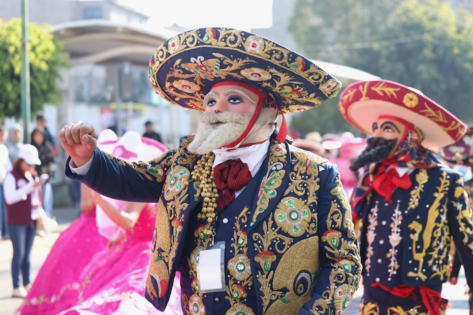 Algunos trajes de charro presentes en el desfile alcanzan un valor de hasta 100 mil pesos, debido al minucioso trabajo de bordado en hilos de oro y plata que requiere meses de elaboración. Foto Emilio Fernández / El Universal