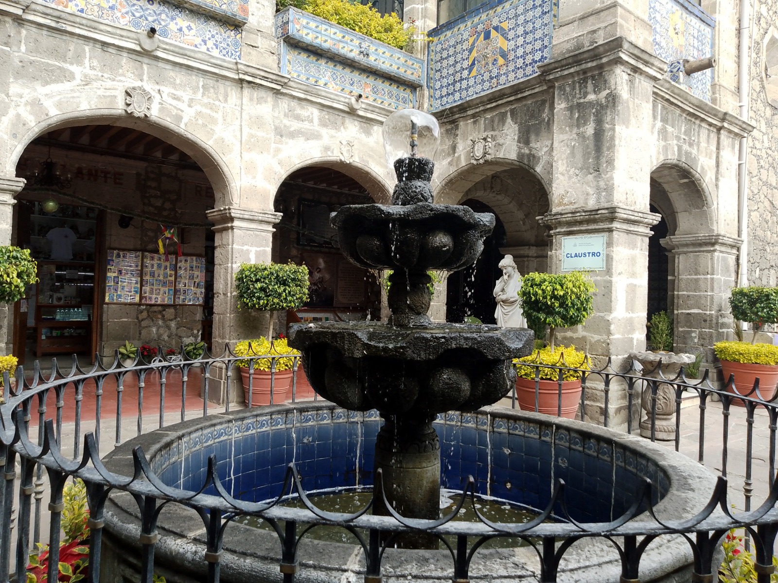 Los exvotos son manifestaciones de arte popular que reflejan la vida cotidiana y las creencias de la gente. Foto Rebeca Jiménez
