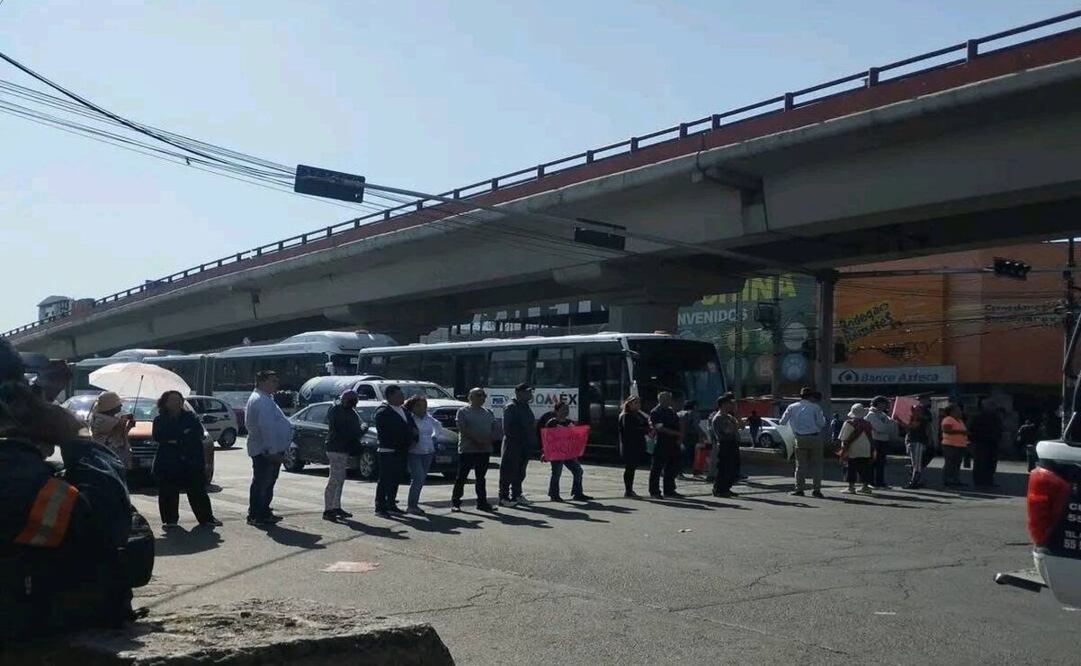Cerca de 50 vecinos bloquearon la Vía Morelos, en Ecatepec, como protesta por la falta de agua en sus colonias. Foto: Especial