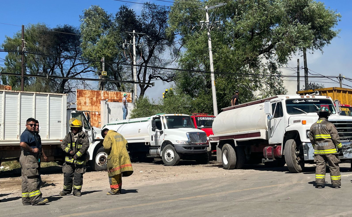 Bomberos de diversas corporaciones y la Marina trabajan para sofocar incendio en Xonacatlán, donde la CFE se deslinda del predio. Foto: Karen Aldama