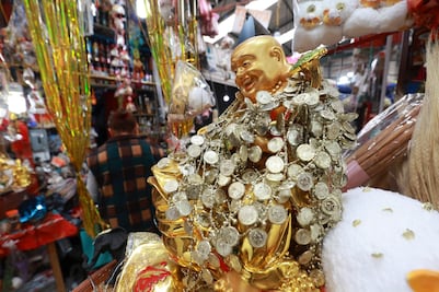 ¡Amuletos para la fe! Mexiquenses abarrotan mercados en busca de manzanas y ojos turcos para recibir 2026