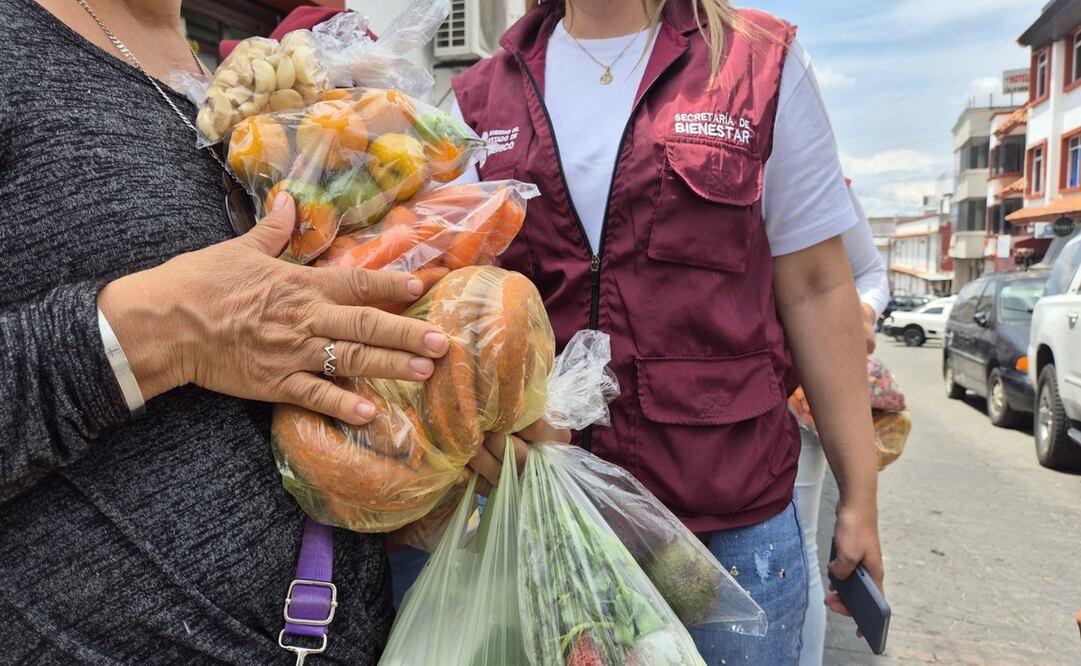 Este jueves, en el municipio de Ixtapan de la Sal, la Secretaría del Bienestar inició con la entrega gratuita a decenas de familias de aves de corral, borregos, pacas de avena, costales de zacate, costales de cascarilla, alimento para animales, así como carne, pollo y longaniza, entre otros semovientes, y mercancías / Foto: Especial