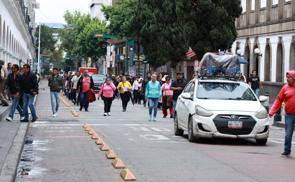 Miembros de la Organización Lázaro Cárdenas instalan campamento frente al Ayuntamiento de Toluca en señal de protesta. Foto Alejandro Vargas / El Universal