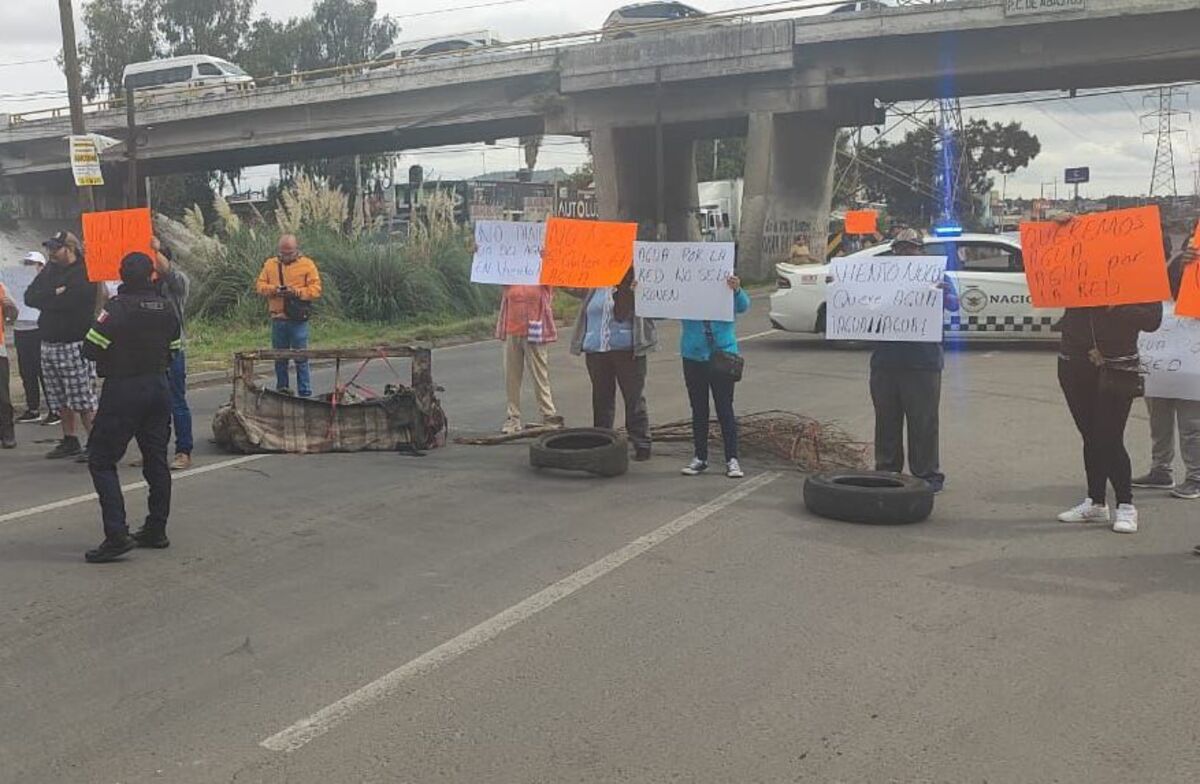 Vecinos de Ecatepec protestan por falta de agua potable.