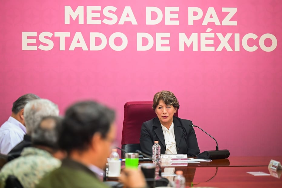 Autoridades de los tres órdenes de gobierno durante la Mesa de Paz. Foto especial
