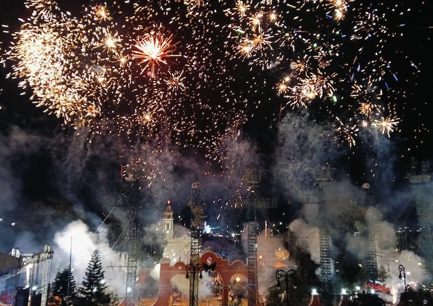 Por la noche, la comunidad se engalana con la quema pirotecnia. Foto. Especial