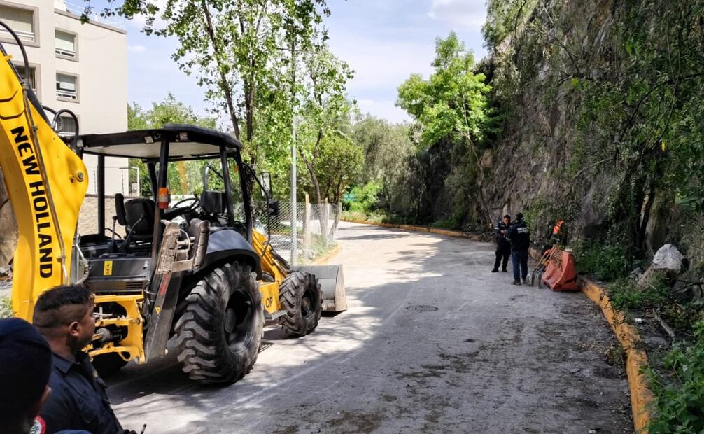 Elementos de emergencia mantuvieron monitoreo las 24 horas para prevenir accidentes durante la remoción de rocas. Foto Especial