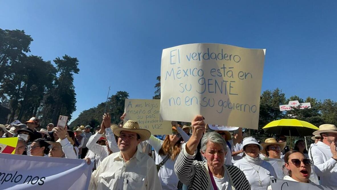 Marcharon por las calles de Toluca para exigir la revocación del mandato de la Presidenta de la República Claudia Sheinbaum. Foto: Claudia Rodríguez/ El Universal