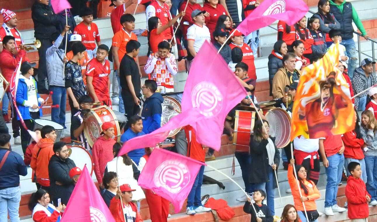 Los aficionados se dieron cita en el Estadio Nemesio Diez. Foto Ivan Monroy