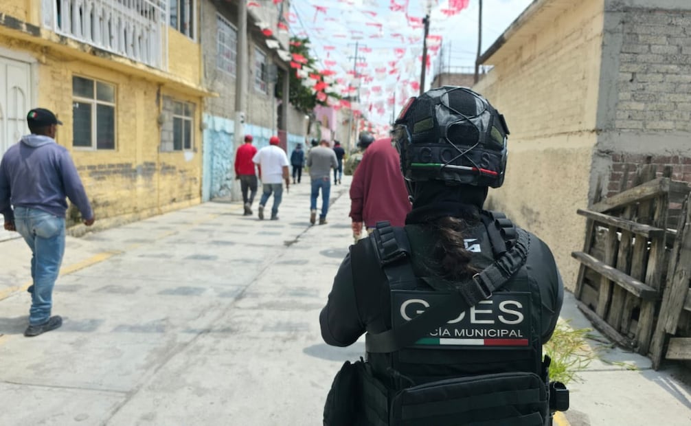 Personal de SAPASE clausura conexiones ilegales durante el operativo contra el robo de agua en Ecatepec. Foto Especial