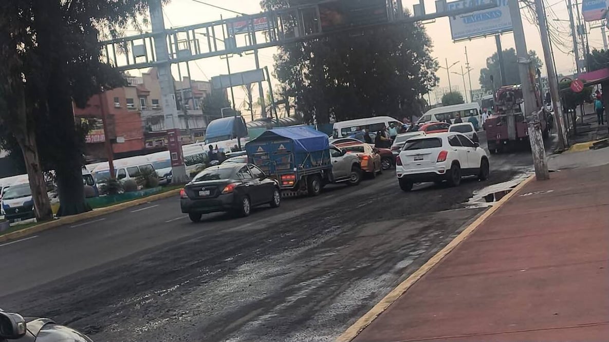 Los conductores de diversas rutas de la zona oriente colocaron unidades en la vía para exigir seguridad y el cese de las extorsiones.  Foto: especial