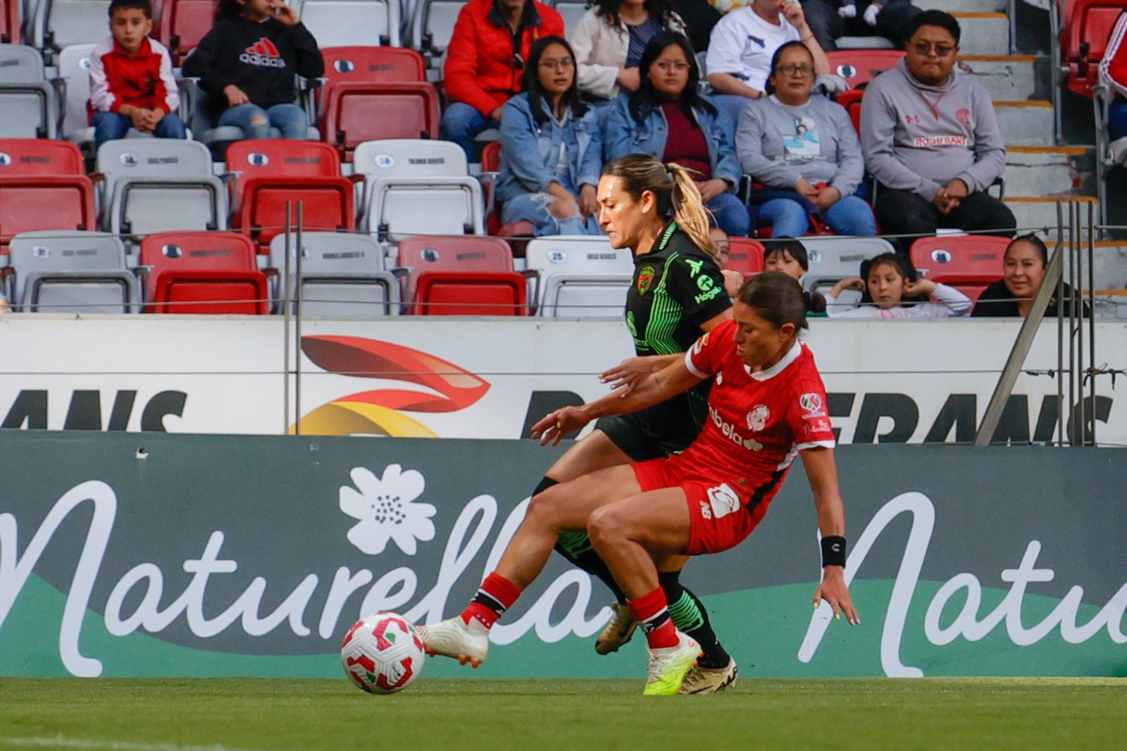Juárez tuvo un penal a favor al minuto 44, pero Grace Asantewaa estrelló el balón en el poste. Foto Arturo Hernández