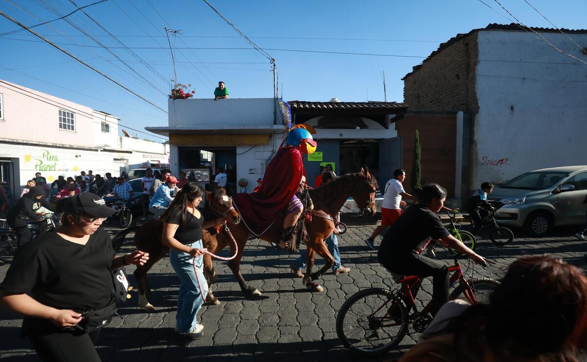 En la puerta de su hogar, una yegua color café ya lo espera / Foto Alejandro Vargas