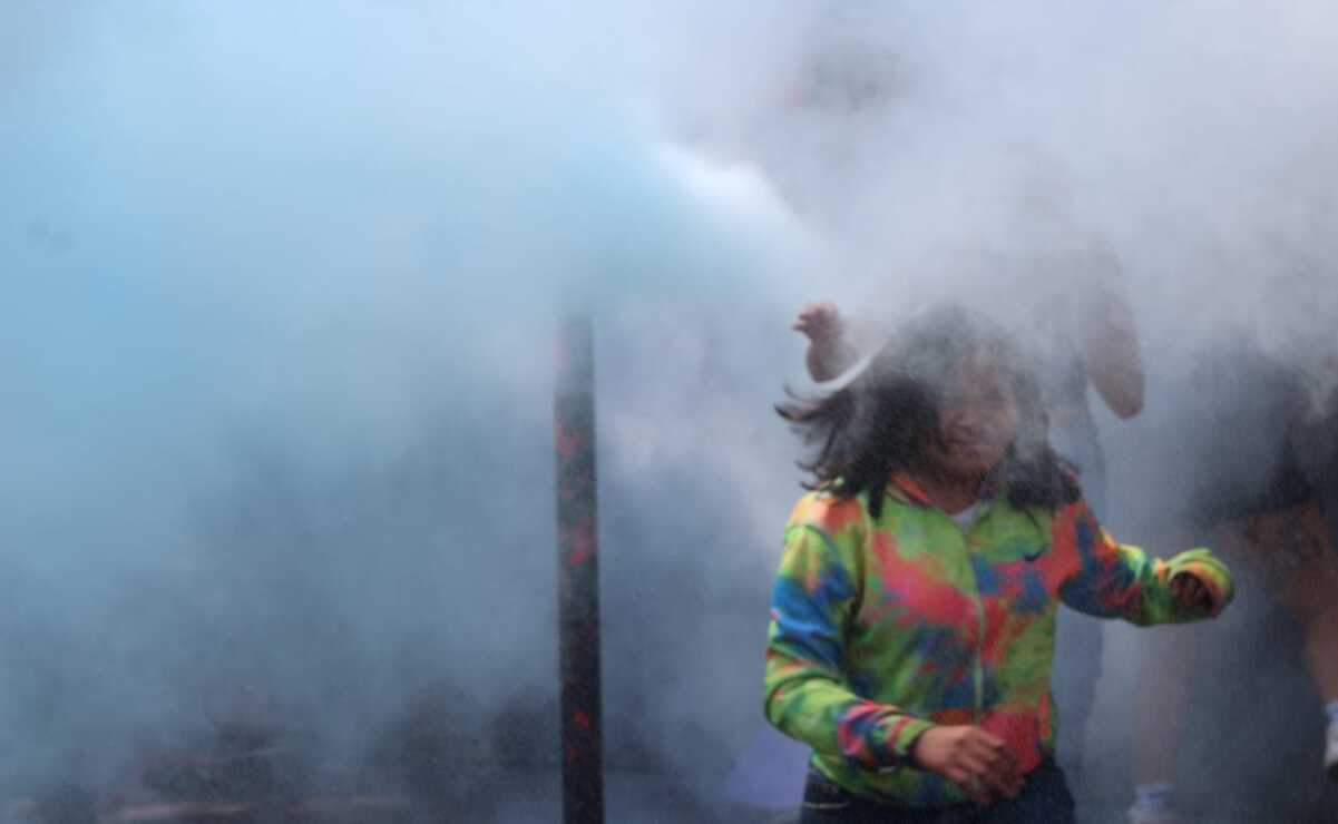 Un grupo de manifestantes intento derribar las vallas de la Fiscalía de Neza y fueron dispersadas con extintores de color azul / Foto Brenda Martínez
