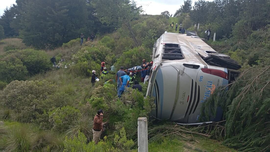 En el sitio se llevan a cabo maniobras de rescate de las y los pasajeros. Foto. Especial