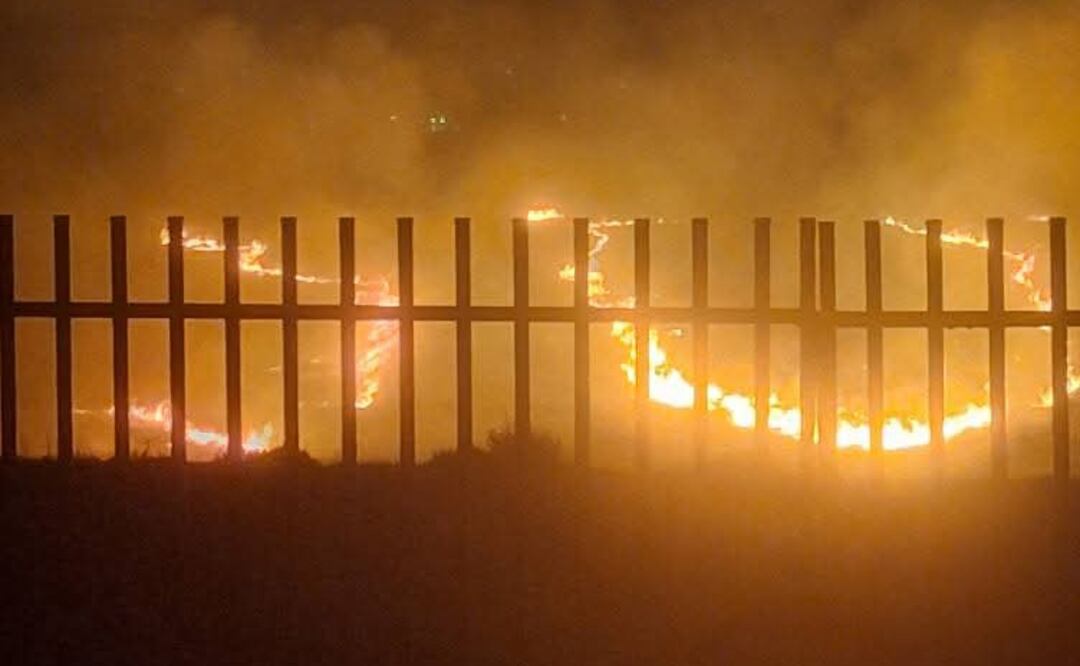 Incendio consume parte de la Hacienda de Temixco, generando alarma en el Fraccionamiento Rancho San Juan en Almoloya de Juárez. Foto: Especial