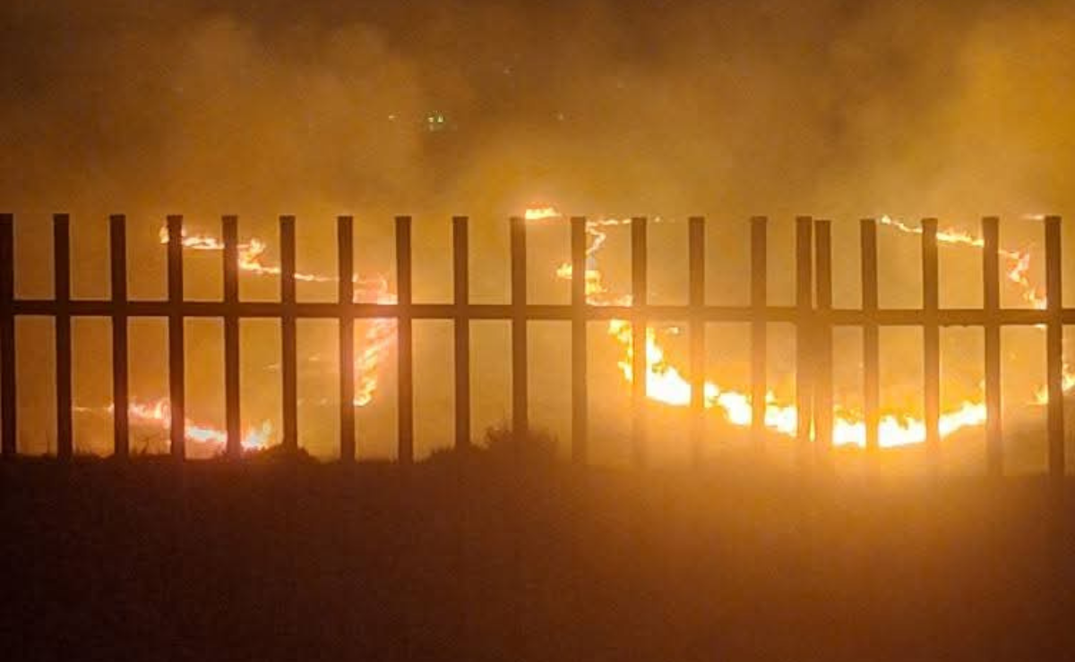 Incendio consume parte de la Hacienda de Temixco, generando alarma en el Fraccionamiento Rancho San Juan en Almoloya de Juárez. Foto: Especial