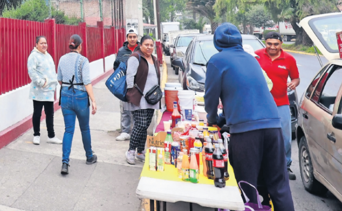 Los comerciantes que ofertan diversos productos afuera de las escuelas no serán retirados. / Foto Alejandro Vargas
