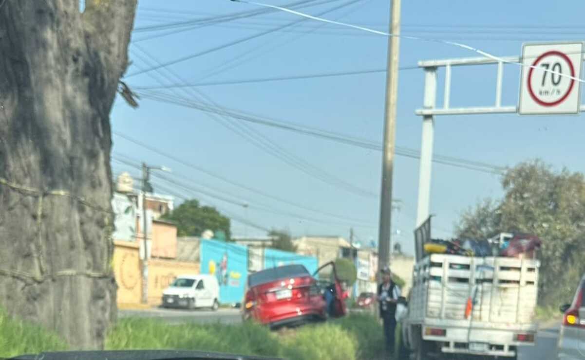 El tercero incidente ocurrió en Calimaya, entre un vehículo particular color rojo y una camioneta tipo estaquitas de color blanca con dirección a Toluca. Foto: Especial