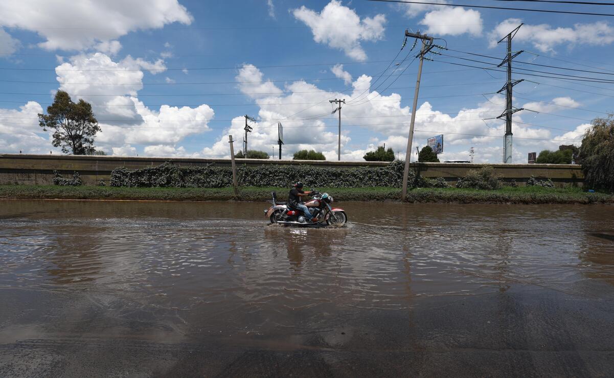 Un encharcamiento impide ver el socavón / Foto Alejandro Vargas