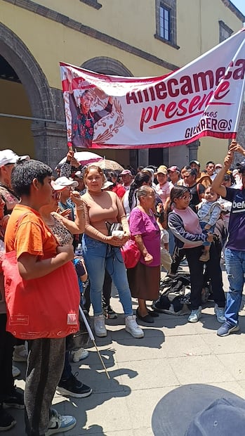 Acompañada por integrantes de su gabinete, Delfina Gómez Álvarez agradeció los programas del Gobierno federal dirigidos a distintos sectores de la población. Foto: Gisela González