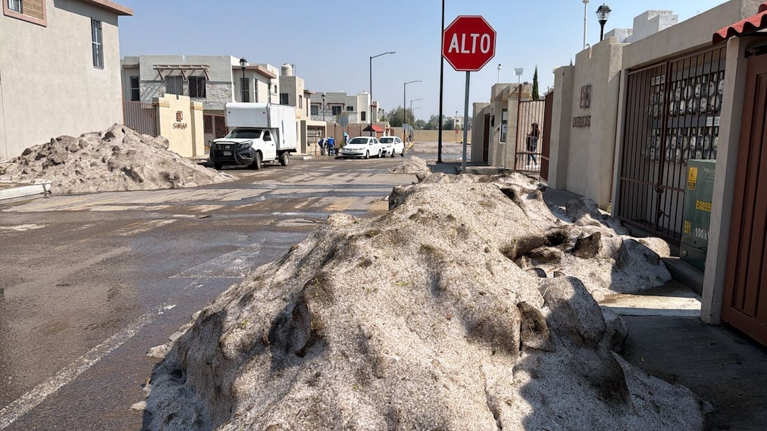 La mañana de este martes aún había acumulado hielo en varias calles del municipio. Foto. Especial