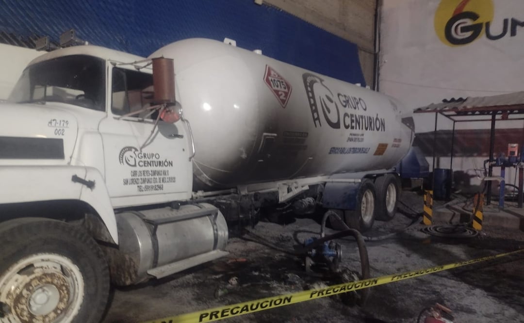 La fuerza del fuego: Las llamas consumen parte de la estación de servicio tras la fuga de gas Foto: Especial