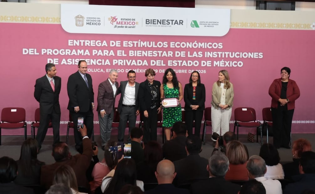 La entrega de apoyos y reconocimientos se realizó en Palacio de Gobierno. Foto Alejandro Vargas / El Universal