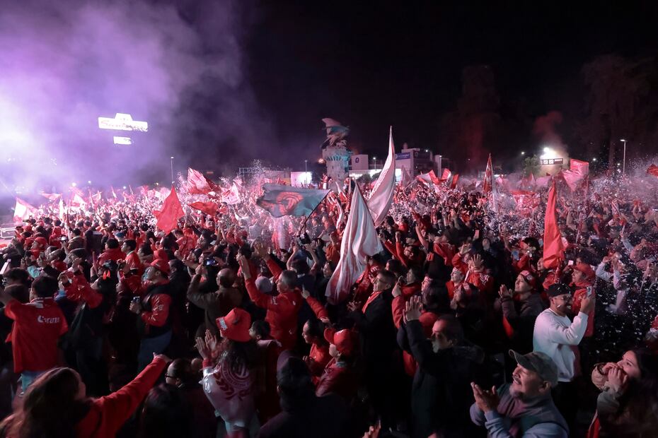 Antes de que concluyeran los primeros 45 minutos, apareció Helinho para marcar el 1-1 en el partido y devolver la esperanza al conjunto escarlata. Foto: Alejandro Vargas/ El Universal