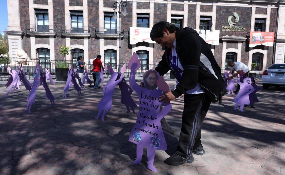 Madre y hermana de víctima de feminicidio realizaron un homenaje en Toluca. Foto: Arturo Hernández