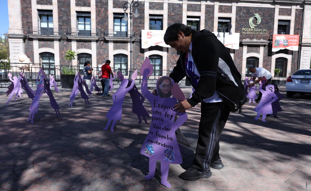 Madre y hermana de víctima de feminicidio realizaron un homenaje en Toluca. Foto: Arturo Hernández