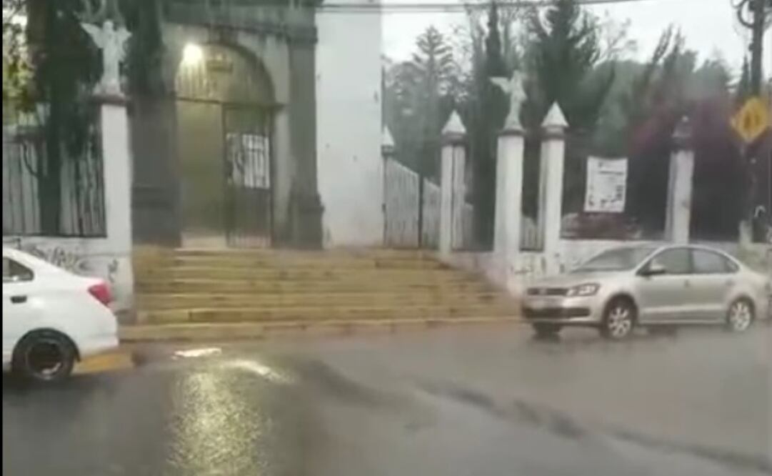 La lluvia cayó con mayor fuerza en colonias como La Presita y Ejidal San Isidro, dificultando el paso peatonal. Foto Especial