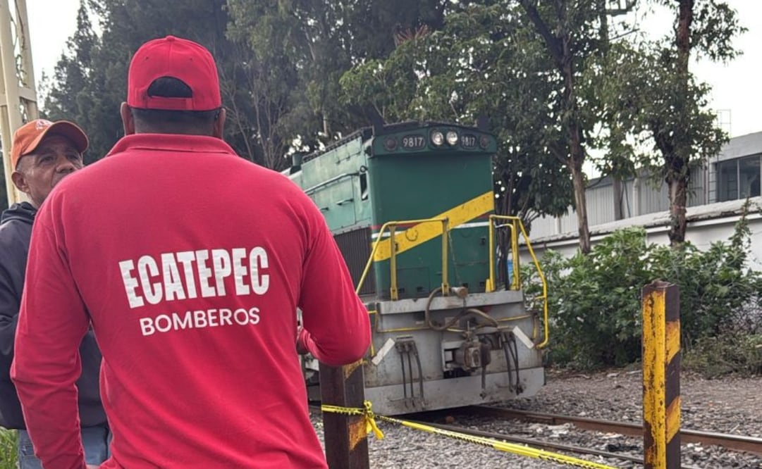 Varios postes derribados colapsaron directamente sobre la caja de un tráiler que se encontraba estacionado en la zona. Foto Especial