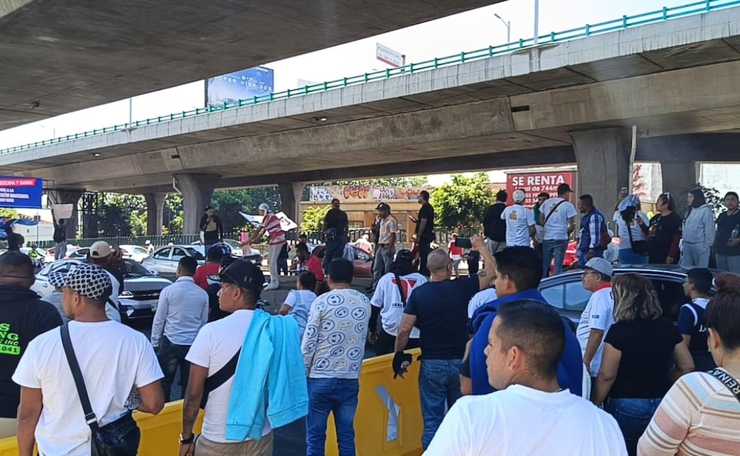 El bloqueo se lleva a cabo en carriles laterales y centrales; los inconformes aben un carril cada cinco minutos para el transito de los vehículos. Foto. Gisela González. El Universal