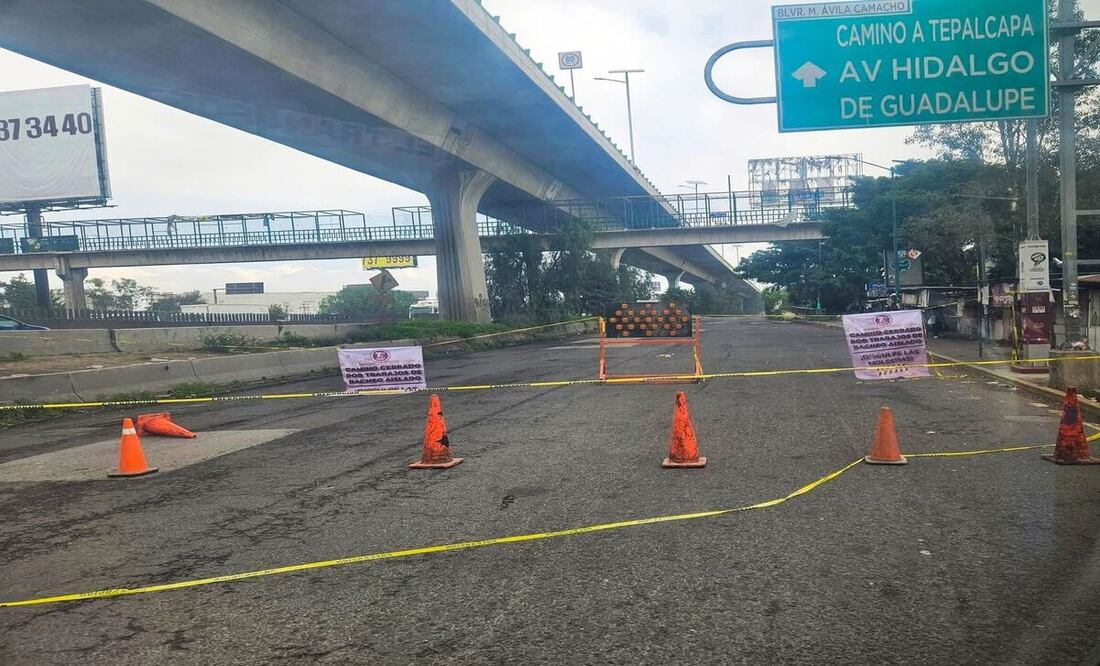 Un tramo de los carriles laterales del Periférico Norte fue cerrado para realizar trabajos de bacheo profundo / Foto Especial
