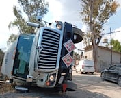 Vuelca pipa de Pemex cerca de obras del Tren a Querétaro 