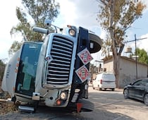 Vuelca pipa de Pemex cerca de obras del Tren a Querétaro 