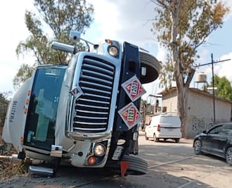 Vuelca pipa de Pemex cerca de obras del Tren a Querétaro 