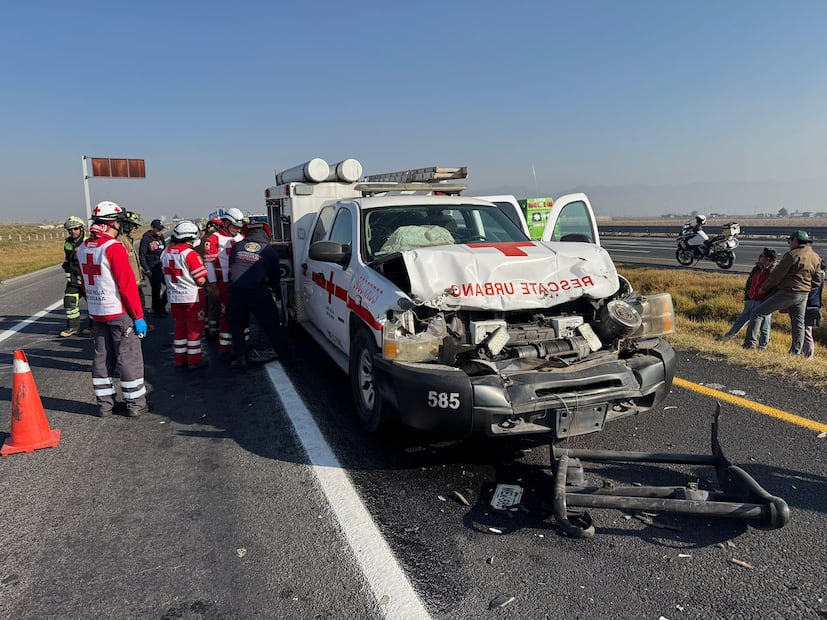 En una segunda colisión en el kilómetro 5, un camión de la Cruz Roja y una ambulancia del SUEM chocaron mientras se dirigían a atender la emergencia. Foto Especial
