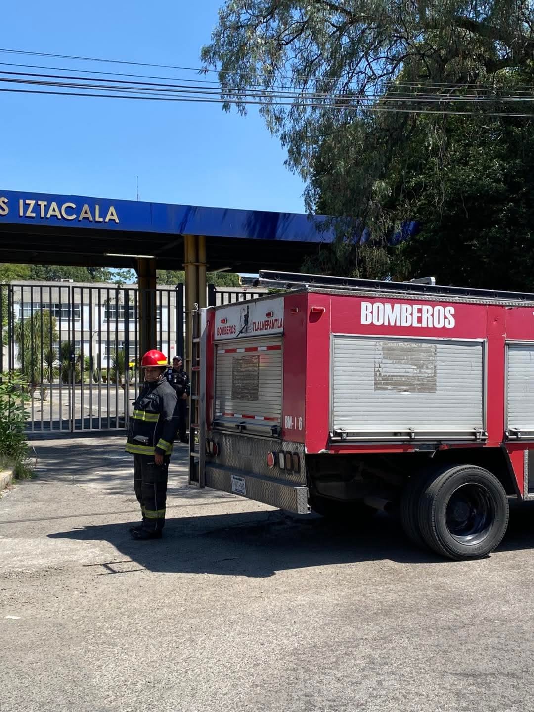 Bomberos y Protección Civil llegaron al plantel / Foto Especial