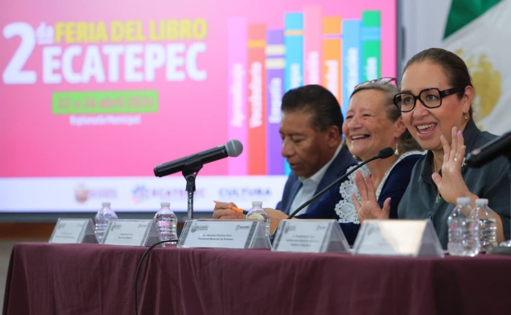 La alcaldesa Azucena Cisneros y Paloma Saiz durante el anuncio oficial de la Feria del Libro Ecatepec 2026. Foto Especial